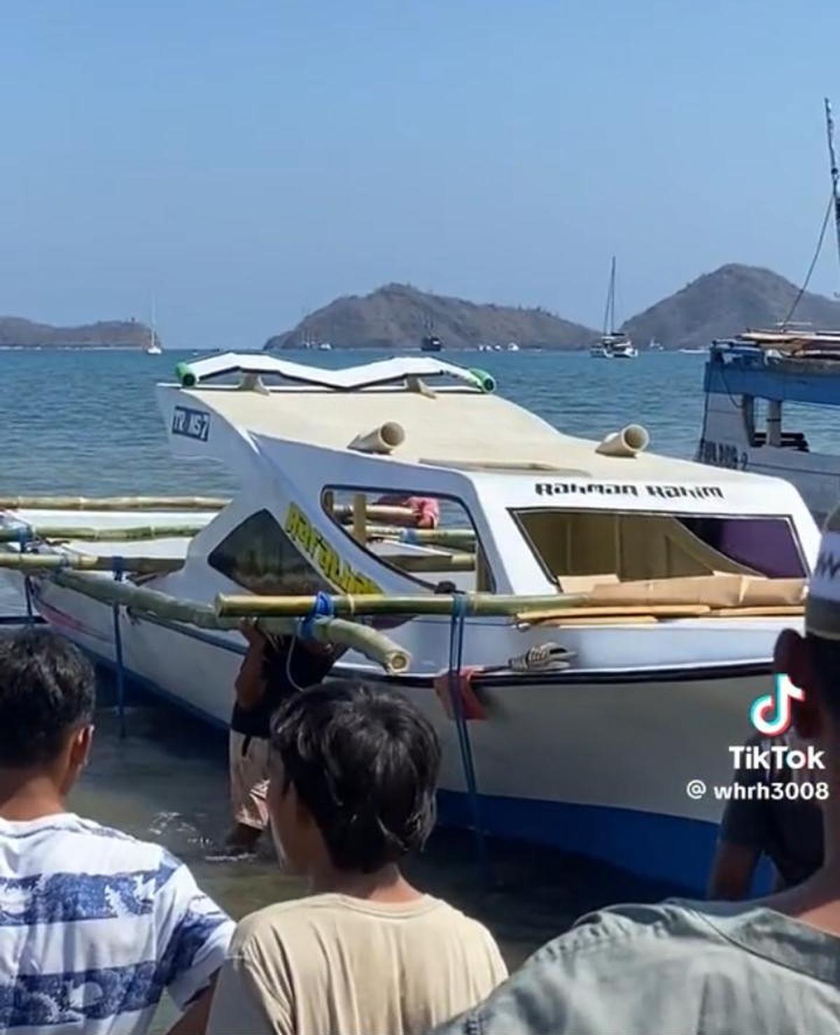 Sempat Viral karena Terombang Ambing di Lautan bersama Anaknya, Intip Proses Penurunan Perahu Baru Pak Aco