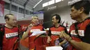 Tim pemandu bakat (dari kiri ke kanan), Hastomo Arbi, Christian Hadinata, Eddy Prayitno, dan Basri Yusuf berdiskusi saat Audisi Umum Beasiswa Bulutangkis PB Djarum di GOR Sritex, Solo, Senin (11/4/2016). (Bola.com/Arief Bagus)