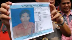 Kapolres kota Tangerang Kombes Bambang Priyo Andogo merilis foto tersangka pembunuh mahasiswi UIN yang tewas di gorok beberapa waktu lalu, Tigaraksa, Tangerang, Banten, Selasa (24/4). Polisi akan menyebar foto tersangka pelaku pembunuhan disertai pemerkosaan tersebut. (Antara)