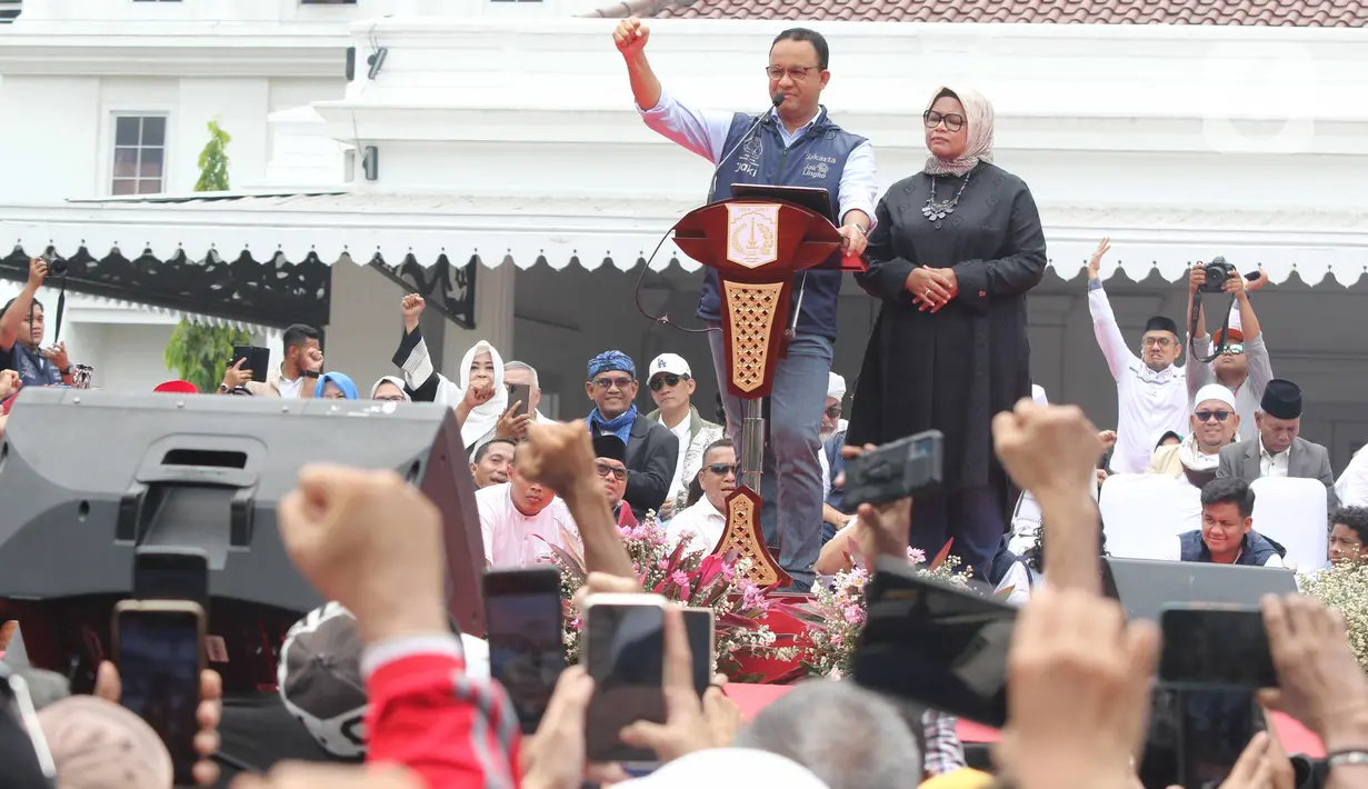 Gubernur DKI Jakarta Anies Baswedan didampingi Istri Fery Farhati memberikan sambutan saat acara perpisahan di Balai Kota, Jakarta pusat, Minggu (16/10/2022). Pemprov DKI Jakarta bersama relawan menggelar acara perpisahan untuk Gubernur DKI Jakarta Anies Baswedan yang masa jabatannya berakhir tepat hari ini. (Liputan6.com/Herman Zakharia)