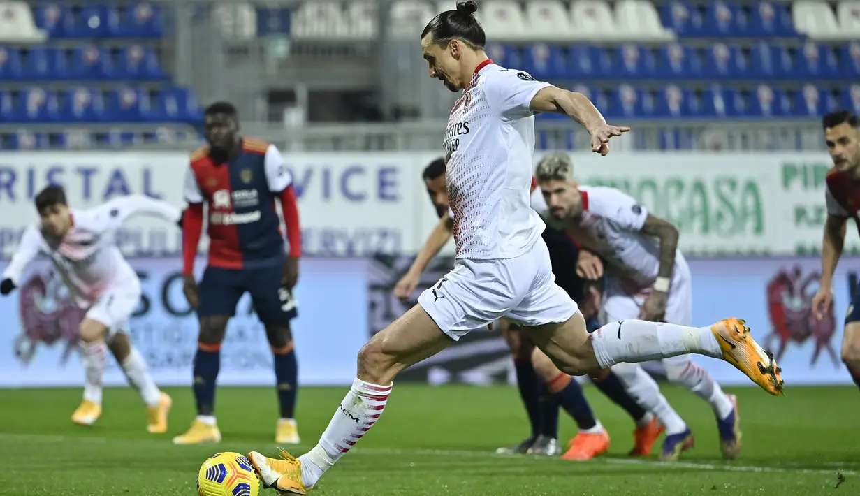 Striker AC Milan, Zlatan Ibrahimovic melakukan eksekusi penalti yang berbuah gol pertama timnya ke gawang Cagliari dalam laga lanjutan Liga Italia 2020/21 pekan ke-18 di Sardegna Arena, Senin (18/1/2021). AC Milan menang 2-0 atas Cagliari. (AFP/Alberto Pizzoli)