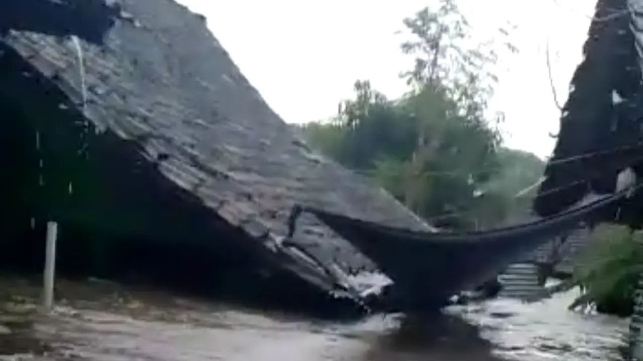 Air banjir menggenangi rumah warga hampir menyentuh atap rumah (Istimewa)