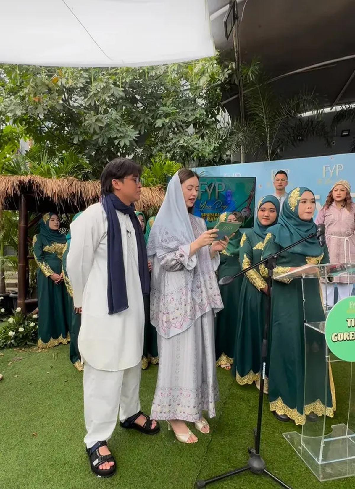 7 Potret Vika Pakai Kerudung, Billy Syahputra Ajari Pacar Bule Agama Islam