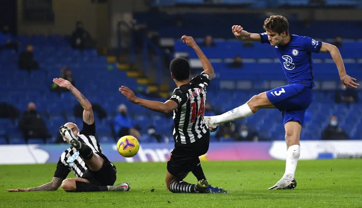 Pemain Chelsea Marcos Alonso (kanan) berusaha mencetak gol ke gawang Newcastle United pada pertandingan Liga Inggris di Stamford Bridge Stadium, London, Inggris, Senin (15/2/2021). Chelsea menang 2-0. (Mike Hewitt/Pool via AP)
