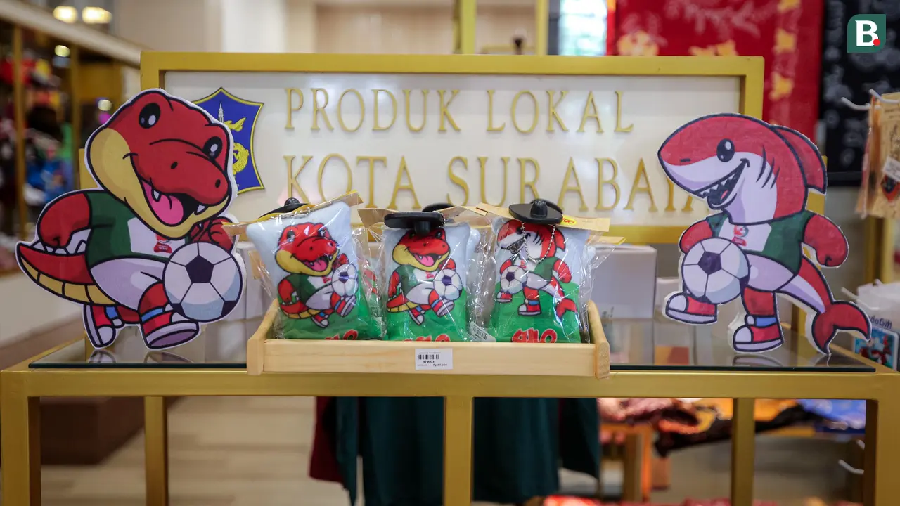 Foto: Berburu Merchandise Piala Dunia U-17 2023 di Kota Surabaya