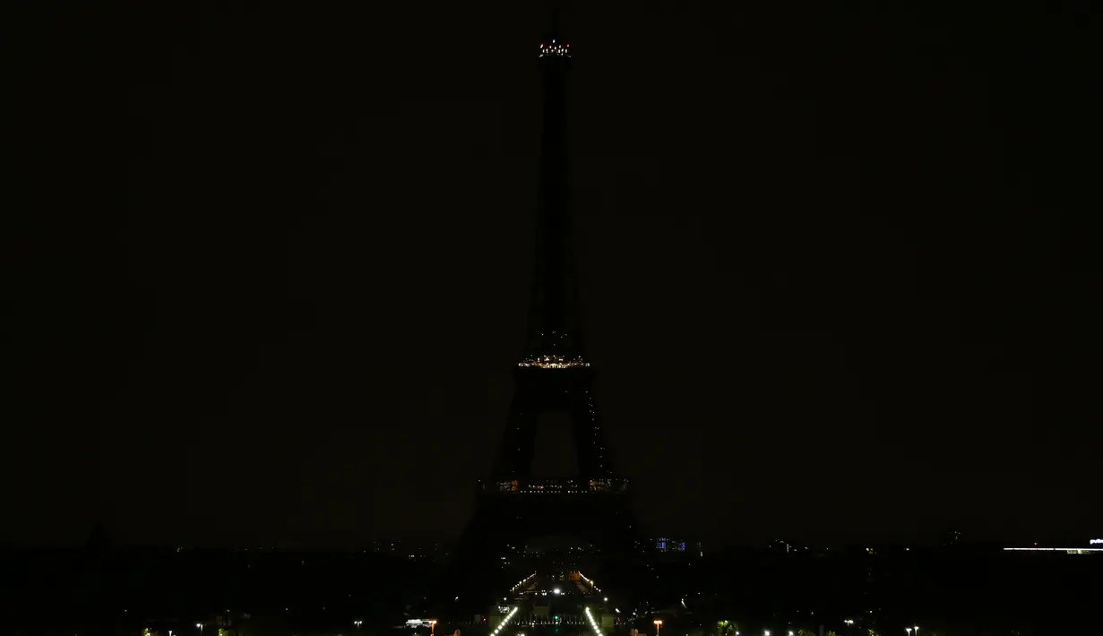 Gambar pada 29 Oktober 2018, landmark kota Paris Menara Eiffel saat lampu dimatikan untuk menghormati para korban serangan di sinagog, tempat peribadatan pemeluk Yahudi, di Pittsburgh. Dalam serangan itu, sedikitnya 11 orang tewas. Zakaria ABDELKAFI/AFP)