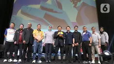 Ketua Umum Pengurus Pusat (PP) Persatuan Bola Voli Seluruh Indonesia (PBVSI), Imam Sudjarwo (enam kiri) bersama Direktur Moji David Setiawan (lima kanan) berfoto bersama seusai konferensi pers di SCTV Tower, Jakarta, Rabu (17/7/2024). (Liputan6.com/Herman Zakharia)