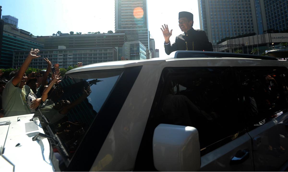 Jokowi menuju Bandara Halim Perdanakusuma naik Maung Garuda putih