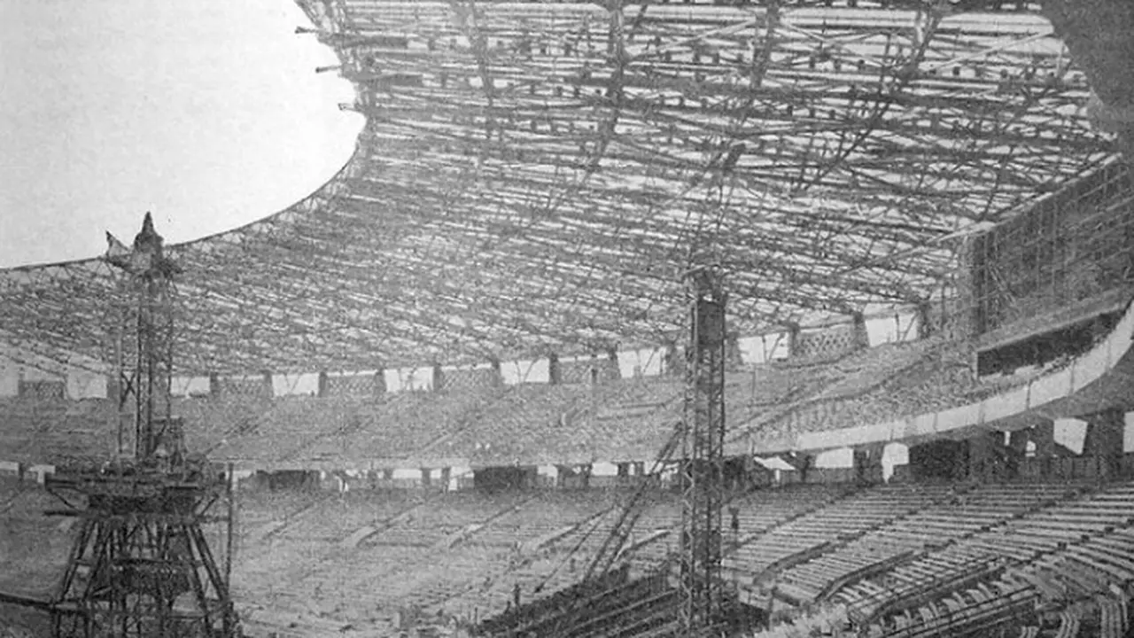 Pembangunan Stadion Gelora Bung Karno pada April 1962 (Wikipedia)