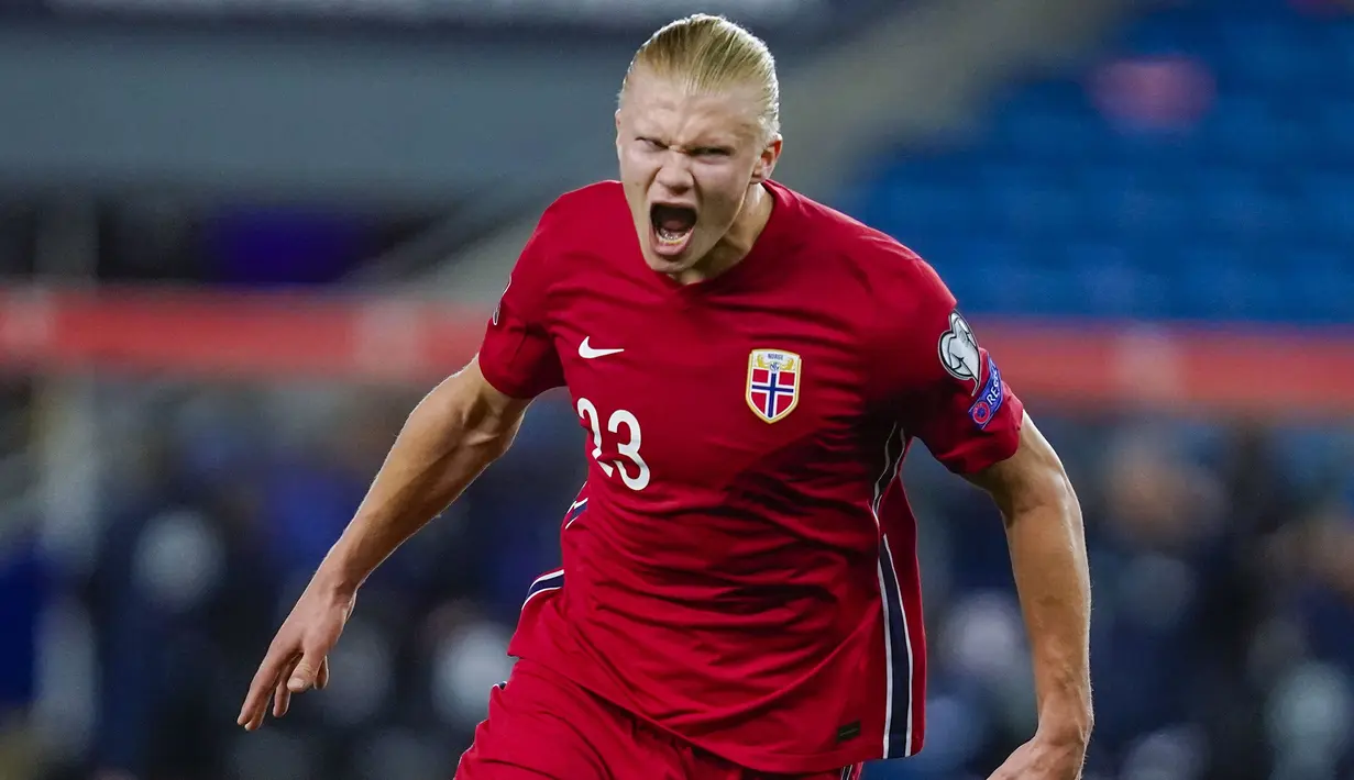 Erling Haaland benar-benar menjadi pemain yang paling berkontribusi atas kemenangan Norwegia atas Gibraltar dengan skor 5-1. Superstar muda tersebut mampu ciptakan hattrick pada menit ke-27, ke-39, dan ke-90+1. (Foto: NTB via AP/Hakon Mosvold Larsen)