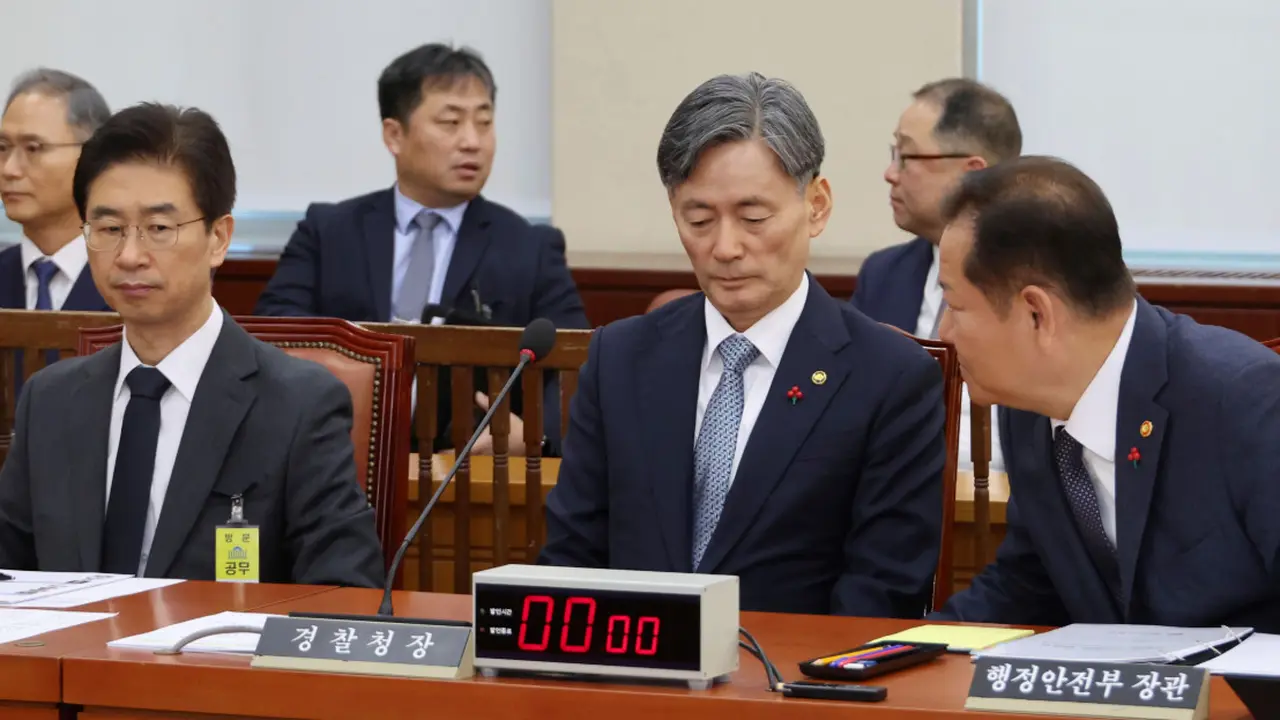 Kepala Polisi Korea Selatan Komisaris Jenderal Cho Ji Ho dan Kepala Badan Kepolisian Metropolitan Seoul Kim Bong Sik ditangkap atas tuduhan pemberontakan (Dok. Yonhap).