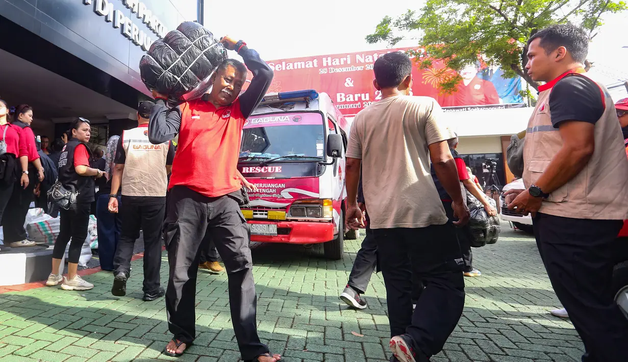 Dalam kegiatan ini, PDI-P juga bekerja sama dengan sejumlah dokter diaspora yang tengah kembali ke Tanah Air untuk membantu penanganan bencana di Sumatera. Tampak dalam foto, relawan Partai Demokrasi Indonesia Perjuangan (PDIP) mengangkut bantuan untuk korban terdampak bencana Sumatera di halaman Sekolah Partai PDIP, Lenteng Agung, Jakarta Selatan, Senin (29/12/2025). (merdeka.com/Arie Basuki)