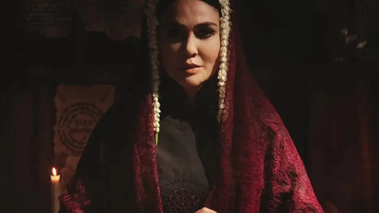 Luna Maya sebagai Suzzanna dalam film Suzzanna: Santet Dosa Di Atas Dosa. (Foto: Dok. Instagram @lunamaya)