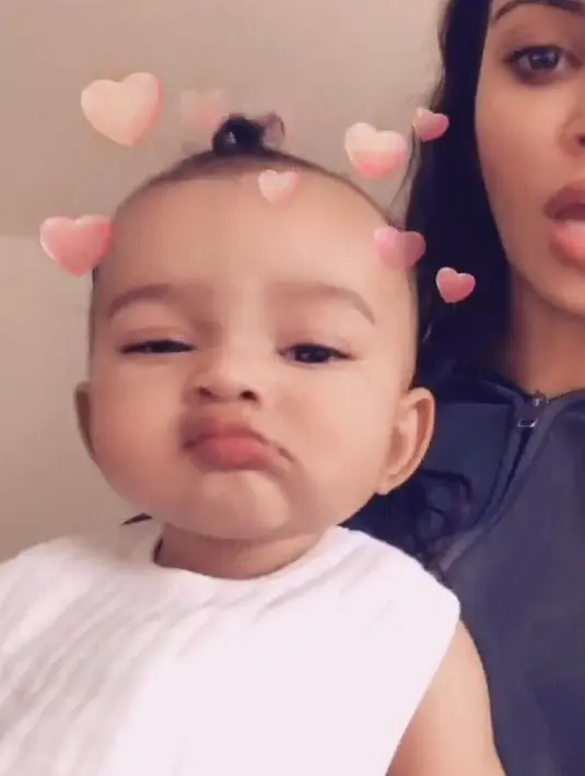 Kim memberikan keterangan foto "Chi Noel" dan tak lupa filter hati lucu yang berterbangan di kepalanya. (instagram/kimkardashian)