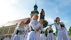 Sejumlah wanita berpakaian tradisional Sorbs membawa patung Bunda Maria saat menggelar ritual Whit Monday di Rosenthal, Jerman, Senin (10/6/2019). Minoritas Slavia di dekat perbatasan Jerman-Polandia menggelar ritual Whit Monday untuk memperingatan Bunda Maria. (AP Photo/Jens Meyer)