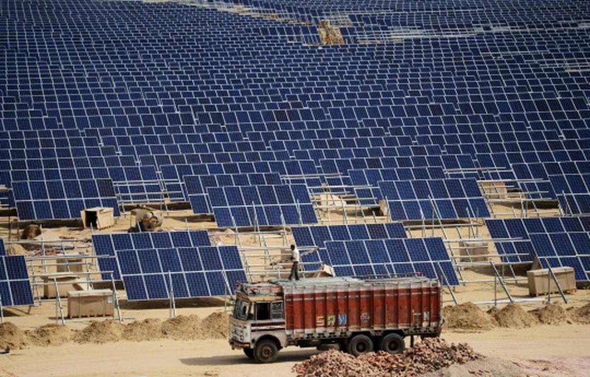 Melihat pembangunan pusat pembangkit tenaga surya India