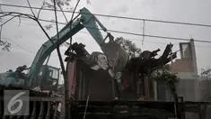 Ekskavator meratakan Sanggar Saung Merdeka Ciliwung Bukit Duri, Jakarta, Rabu (28/9). Penghuni sanggar dan sejumlah warga mulai memainkan angklung, memukul kaleng dan panci sambil menatap sanggar tersebut runtuh. (Liputan6.com/Yoppy Renato)