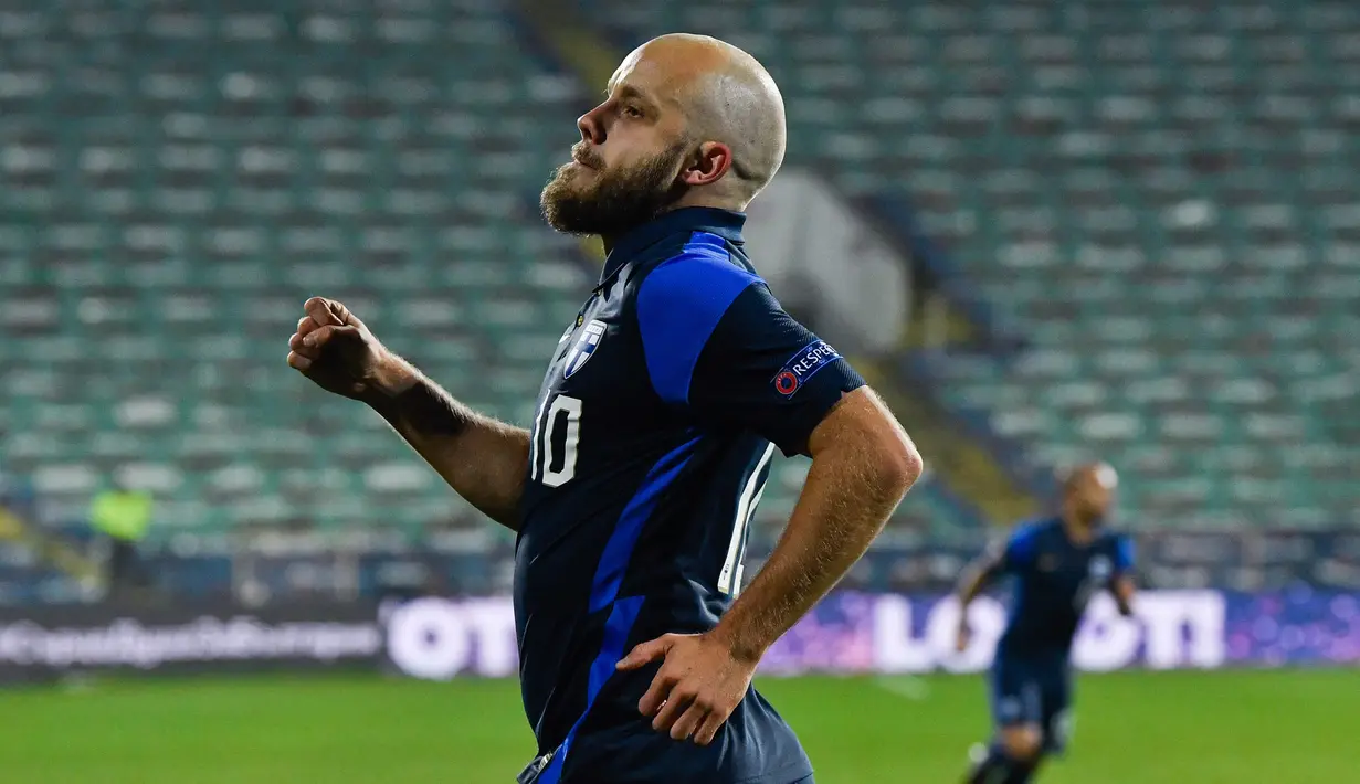 Teemu Pukki. Striker Finlandia berusia 31 tahun yang memperkuat Norwich City ini mampu mencetak 10 gol selama fase kualifikasi. Koleksi golnya mampu mebawa Finlandia lolos ke putaran final. (AFP/Nikolay Doychinov)