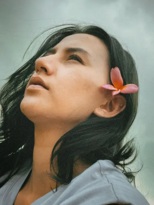 Transformasi gaya Dahlia Poland yang terbaru, tetap cantik dengan rambut yang sudah mulai panjang. Dahlia banyak membagikan momen kebersamaannya bersama buah hatinya. Foto: Instagram.