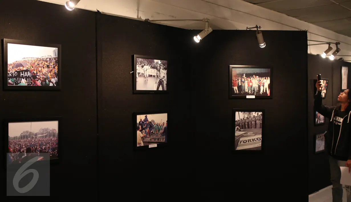 Pengunjung melihat foto dalam pameran fotografi, Jakarta, Senin (8/5). Pameran  menampilkan 500 foto aksi mahasiswa 1998, memorabila, diskusi, aksi instalasi dan pemutaran film-film yang berlangsung 6-15 Mei 2017. (Liputan6.com/Johan Tallo)