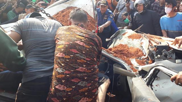 Sebuah kecelakaan maut antara kendaraan pribadi dengan truk tanah terjadi di Jalan Imam Bonjol, Kota Tangerang, Kamis (1/8/2019).