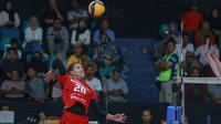 Pemain Jakarta Pertamina Enduro, Junaida Santi, saat melancarkan spike di hadapan pemain Gresik Petrokimia, Megawati Hangestri, dalam duel di seri ketiga Final Four Proliga 2025 di GOR Sritex Arena, Solo, Jumat (2/5/2025). (Bola.com/Radifa Arsa)