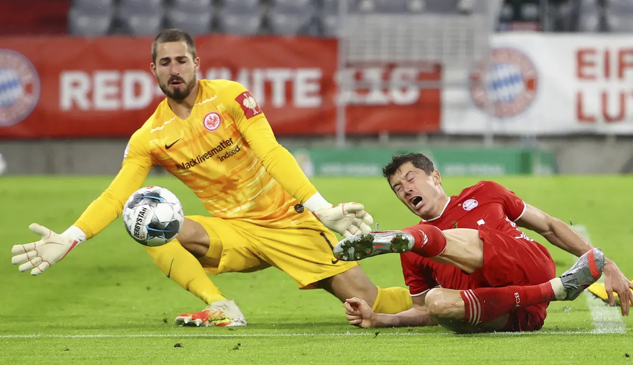 Striker Bayern Munchen, Robert Lewandowski, berebut bola dengan kiper Eintracht Frankfurt, Kevin Trapp, pada laga Piala Jerman di Allianz Arena, Rabu (10/6/2020). Bayern Munchen menang 2-1 atas Eintracht Frankfurt. (AP/Kai Pfaffenbach)