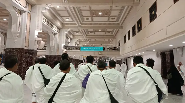 Jemaah haji Indonesia melaksanakan sai sebagai rangkaian ibadah umrah wajib di Makkah, Arab Saudi. (dok. detikai.com/Dinny Mutiah)