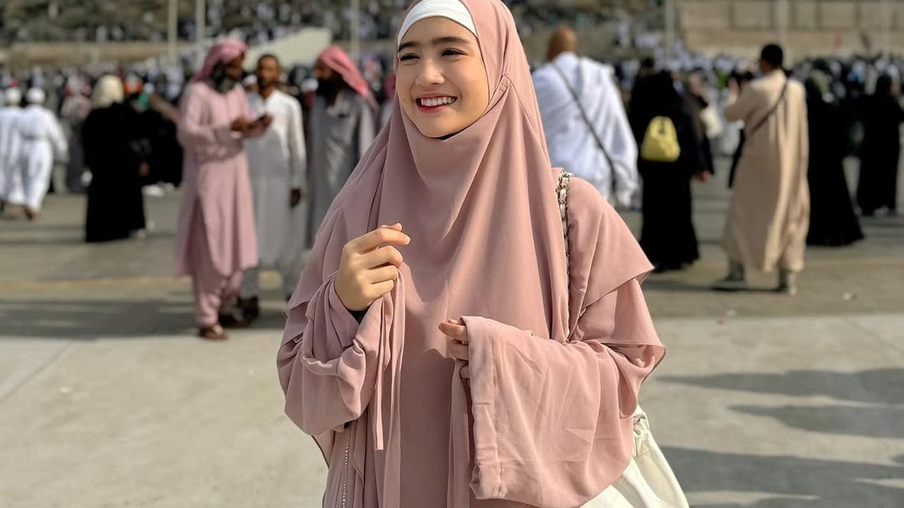 4 Potret Cantik Febby Rastanty saat Jalani Umrah, Penampilannya Feminin dan Elegannya Curi Perhatian