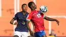 Pemain Gambia U-20, Muhammed Jobe (kanan) berusaha mengontrol bola dibayangi pemain Prancis U-20, Malamine Efekele pada laga lanjutan Grup F Piala Dunia U-20 2023 di Stadion Malvinas, Argentina, Jumat (26/05/2023) WIB. Laga berakhir dengan skor 2-1 untuk kemenangan Gambia. (AP Photo/Natacha Pisarenko)