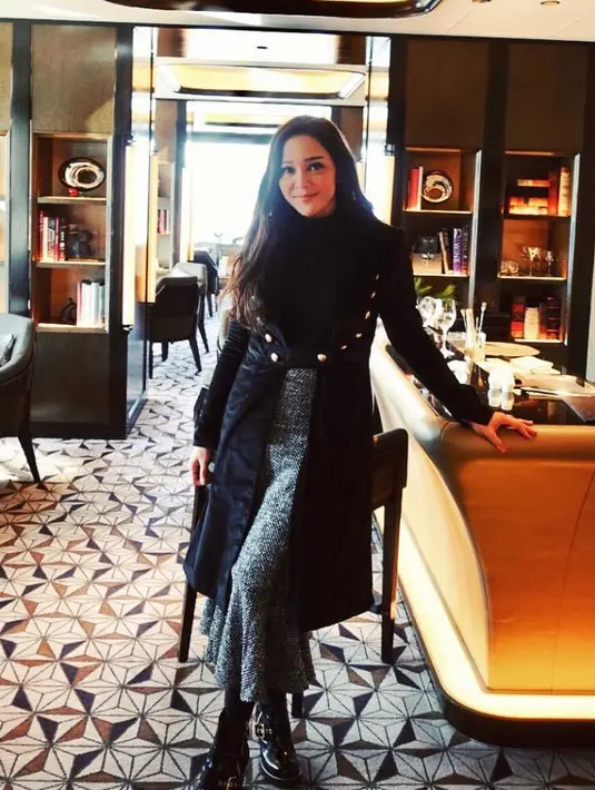 Masih dengan parka hitamnya, namun kali ini ia memadukan dengan dalaman turtle neck dan bawahan abu-abunya. Keren banget loh! (Instagram/maiaestiantyreal)