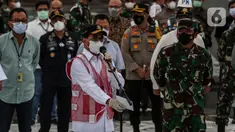 Menhub Budi Karya Sumadi (kiri) memberikan keterangan kepada wartawan terkait jatuhnya pesawat Sriwijaya Air  SJ 182 di JICT Tanjung Priok, Jakarta Utara, Selasa (12/1/2020). Black box atau kotak hitam pesawat Sriwijaya Air SJ182 telah ditemukan oleh pihak TNI AL. (Liputan6.com/Johan Tallo)