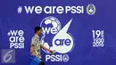 Seorang pria melintas di depan banner HUT PSSI ke-86 di Stadion GBK Jakarta, Selasa (19/4/2016). Setahun pasca dibekukan oleh Kemenpora, PSSI merayakan hari jadinya secara sederhana. (Liputan6.com/Helmi Fithriansyah)