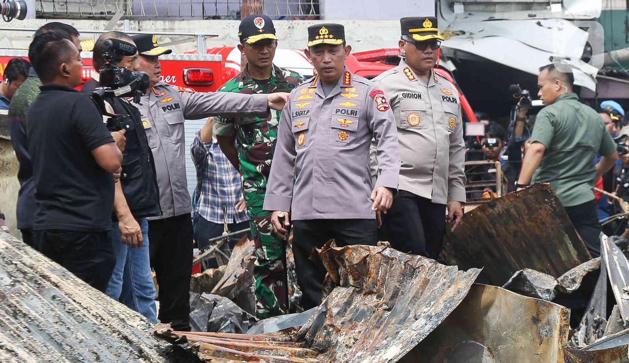 Kapolri Jenderal Listyo Sigit Prabowo mendatangi langsung lokasi kebakaran Depo Pertamina Plumpang, Jakarta Utara, Sabtu (4/3/2023). Terkait peristiwa kebakaran itu, Kapolri sejak awal telah menginstruksikan seluruh jajarannya untuk bergerak cepat memberikan bantuan kepada masyarakat.(Liputan6.com/Herman Zakharia)