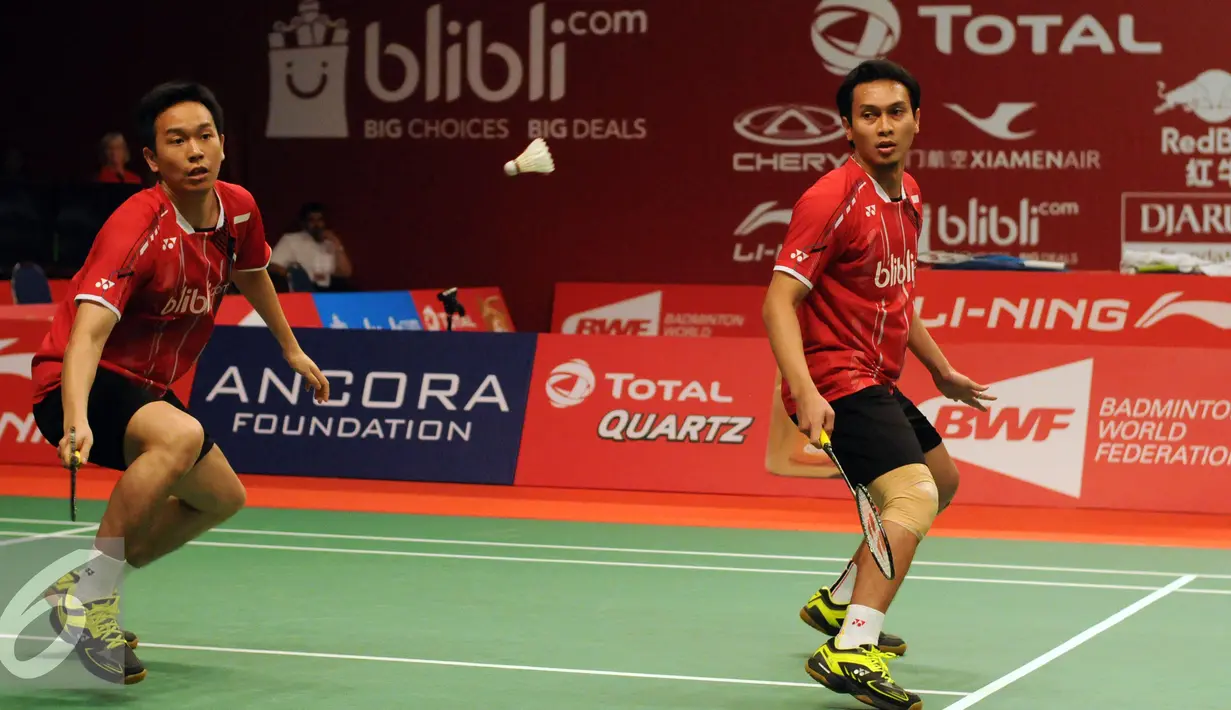 Hendra Setiawan/M Ahsan berusaha mengejar bola saat laga melawanBaptise Careme/Ronan Labar(Perancis)di Total BWF World Championships 2015 di Jakarta, Rabu (12/8/2015). Hendra/Ahsan unggul 19-21, 21-17, 21-18. (Liputan6.com/Helmi Fithriansyah)