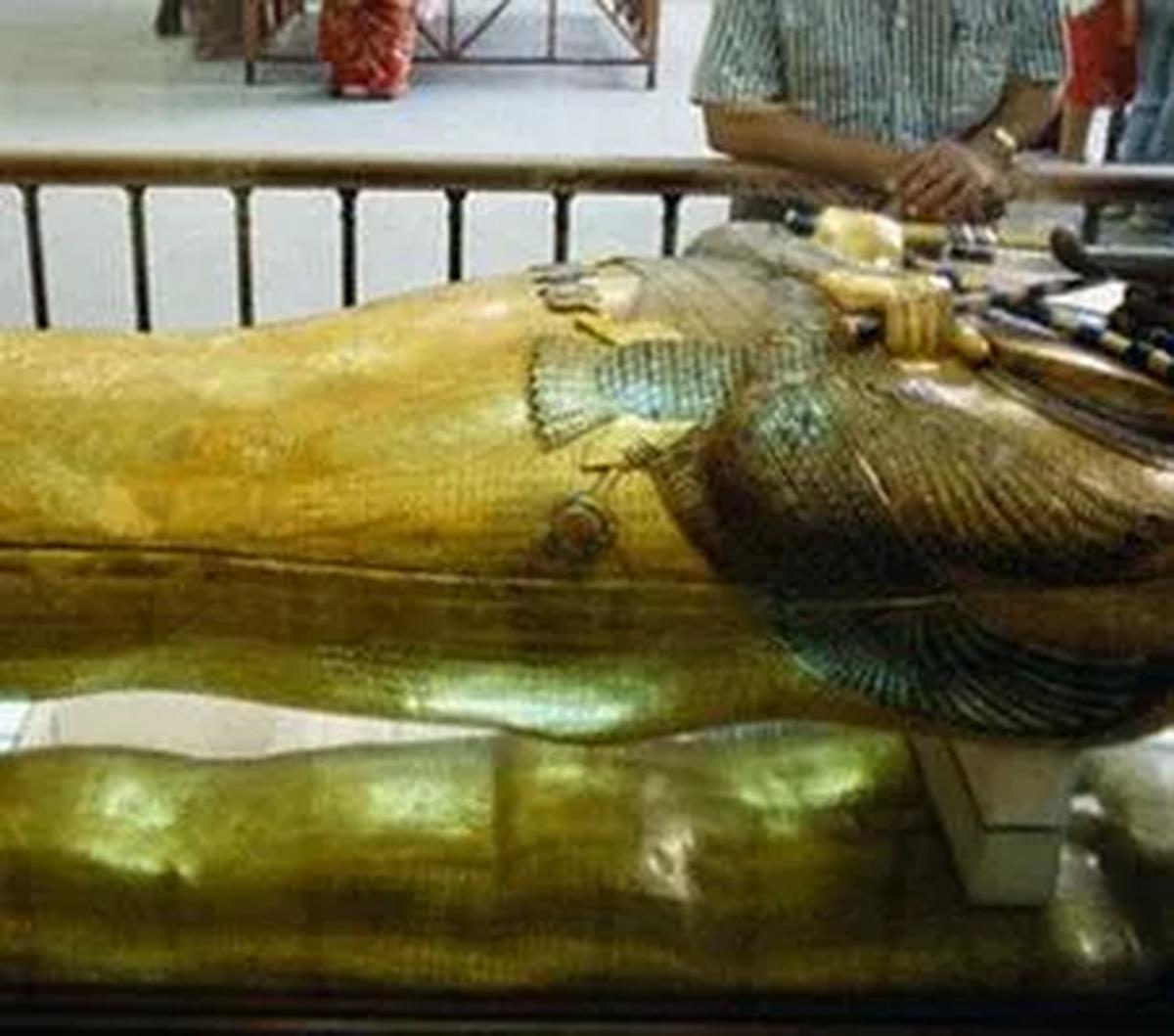 Tutankhamun

Raja Tutankhamun adalah firaun paling terkenal sepanjang masa. Dia mewarisi takhta dalam usia 9 atau 10 tahun, tapi kekuasannya hanya berlangsung dari 1341 SM sampai 1323 SM.

Raja muda ini dikenal karena memperkenalkan berbagai reformasi