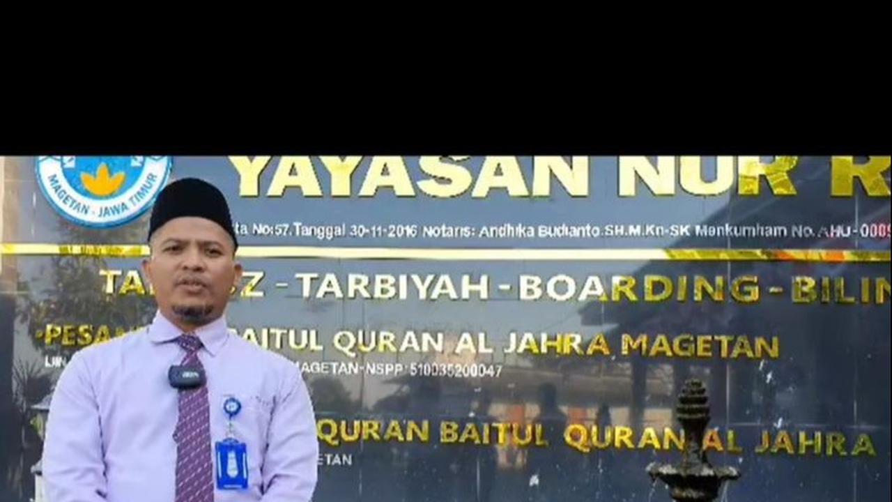 Pada foto kedua, tedapat enam santriwati mengenakan segaram biru merah. Semuanya membawa senjata laras panjang.