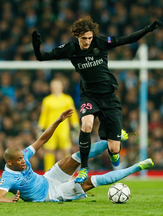 Gelandang PSG, Adrien Rabiot (atas) berusaha melewati gelandang City, Fernando di leg kedua liga Champions di Etihad Stadium, Inggris (13/4). City menang atas PSG dengan skor 1-0. (Reuters/Jason Cairnduff)