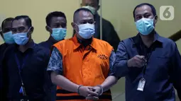 Direktur PT Adonara Propertindo, Tommy Adrian (kedua kanan) bersiap menjalani rilis penahanan di Gedung KPK, Jakarta, Senin (14/6/2021). Selain menahan Tommy Adrian, dalam kasus yang sama KPK juga telah menahan Yoory C Pinontoan dan Anja Runtuwene. (Liputan6.com/Helmi Fithriansyah)