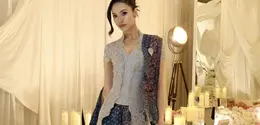 Anya Geraldine tampil mengenakan kebaya lace abu-abu dipadukan selendang batik dihiasi bros senada dengan bawahannya. [@anyageraldine]