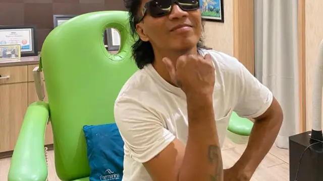 Kaka Slank dengan rambut barunya.