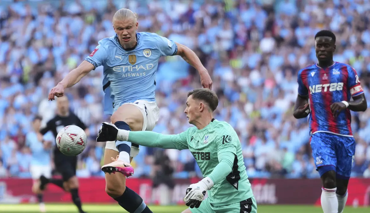 Kiper Crystal Palace, Dean Henderson berusaha menghalau bola pemain Manchester City, Erling Haaland dalam laga final Piala FA yang berlangsung di Stadion Wembley, London, Inggris, Sabtu (17/05/2025). (AP Photo/Kirsty Wigglesworth)