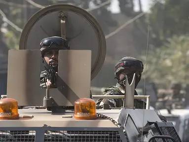 Pasukan paramiliter India berjaga di sebuah kendaraan dekat lokasi baku tembak di Kota Srinagar, ibu kota musim panas Kashmir yang dikuasai India, pada 12 Oktober 2020. Dua militan tewas dalam baku tembak dengan pasukan pemerintah di wilayah Kashmir yang dikuasai India. (Xinhua/Javed Dar)