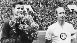Bobby Charlton (kanan) merupakan pencetak gol terbanyak kedua Timnas Inggris setelah Wayne Rooney. Dari total 49 golnya, Ia pernah mencetak empat kali hattrick bersama The Three Lions. Trigol pertamanya dicetak kala Inggris mengalahkan Skotlandia 4-0. (AFP)