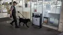 Petugas dan anjing unit k-9 menyisir kawasan Stasiun Gambir, Jakarta, Kamis (1/6). Hal ini dilakukan sebagai upaya meningkatkan keamanan di stasiun demi mencegah hal yang tidak diinginkan pasca bom Terminal Kampung Melayu. (Liputan6.com/Faizal Fanani)