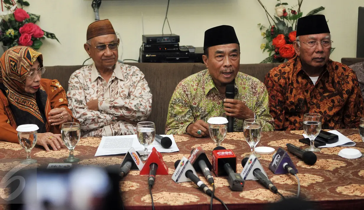 Sesepuh PPP, Lukman Hakim Hasibuan (kedua kanan) ketika memberi keterangan pers di Jakarta, Kamis (18/2). Para sesepuh mengajak kedua kubu yakni Djan Farid dan Romahurmuziy segera mengakhiri perseteruan dengan segera islah. (Liputan6.com/Johan Tallo)