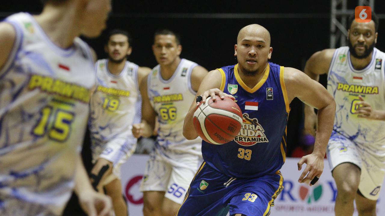 Foto: Aksi Memukau Arki Wisnu Saat Satria Muda Tumbangkan Prawira Bandung di IBL 2022