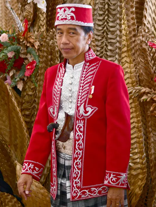 Presiden Joko Widodo mengenakan baju adat Dolomani dari Buton pada Upacara Peringatan Detik-Detik Proklamasi Kemerdekaan ke-77 Republik Indonesia di Istana Merdeka, Jakarta, Rabu (17/8/2022). HUT ke-77 RI tersebut mengangkat tema Pulih Lebih Cepat, Bangkit Lebih Kuat. (Foto: Muchlis Jr - Biro Pers Sekretariat Presiden)