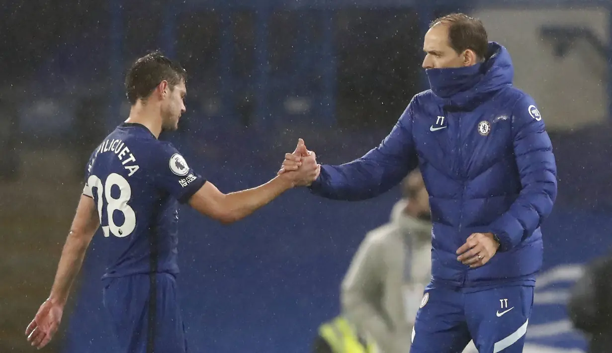 Thomas Tuchel menyalami kapten tim, Cesar Azpilicueta usai berakhirnya laga melawan Wolverhampton Wanderers dalam laga lanjutan Liga Inggris 2020/21 pekan ke-20 di Stamford Bridge, Rabu (27/1/2021). Chelsea bermain imbang 0-0 dengan Wolverhampton Wanderers. (AP Photo/Frank Augstein)