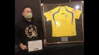Wahyu Dinar, pemenang lelang jersey Persebaya milik Mat Halil dalam aksi kemanusiaan yang digelar oleh bonek. (Bola.com/Aditya Wany)